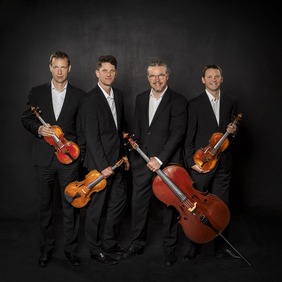Foto des Bennewitz-Quartett: Die Musiker stehen nebeneinander und halten ihre Instrumente in den Händen